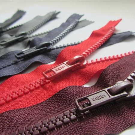 Fermoare plastic injectate